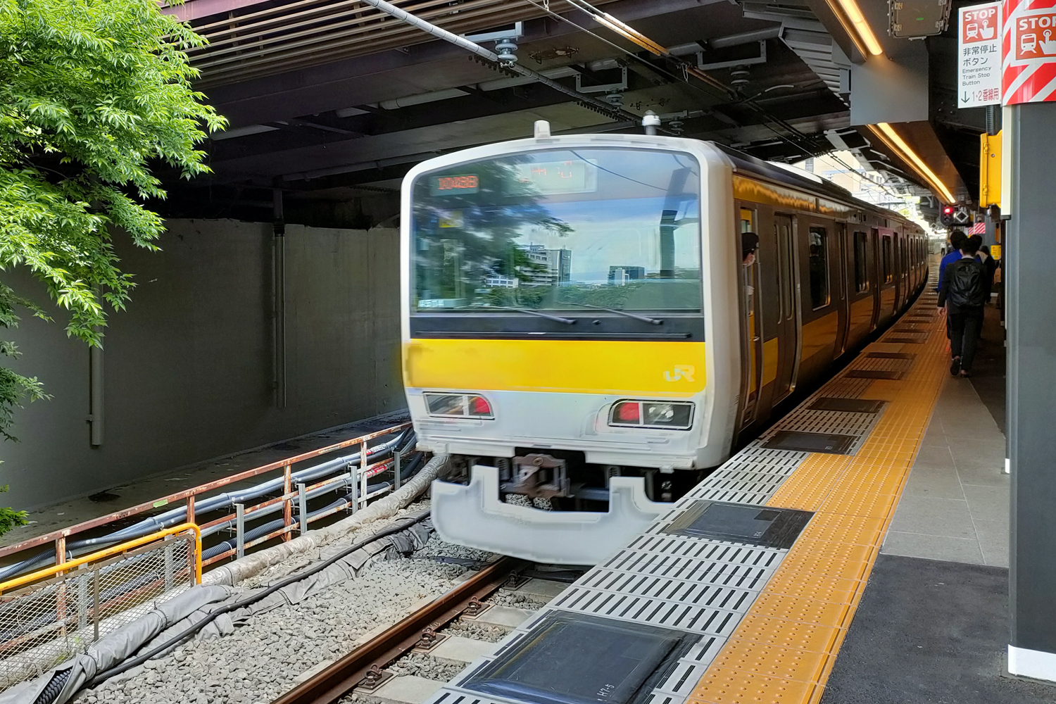 総武線　中野駅　中野ブロードウェイ　電車